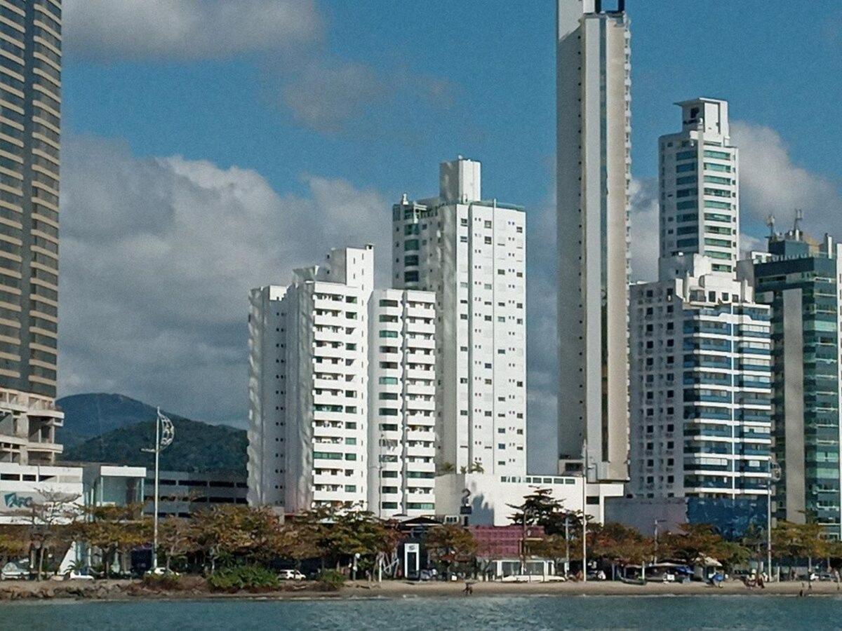 3 Suites Linda Vista Da Orla De Bc A 50M Da Praia - Somente Familiares Balneário Camboriú المظهر الخارجي الصورة
