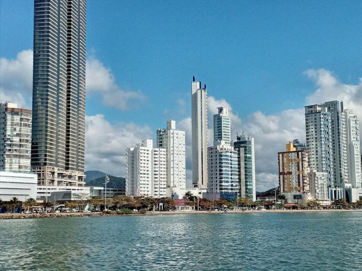 3 Suites Linda Vista Da Orla De Bc A 50M Da Praia - Somente Familiares Balneário Camboriú المظهر الخارجي الصورة